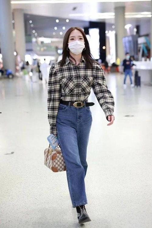 格子衬衫明星,明星演绎时尚新主张